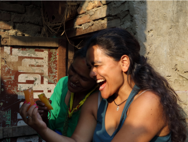 Maya con su madre Tulsi en Birendranagar, Nepal (junio, 2017). Imagen recuperada de la tesis doctoral de Clemente, Ch.K. 2021*